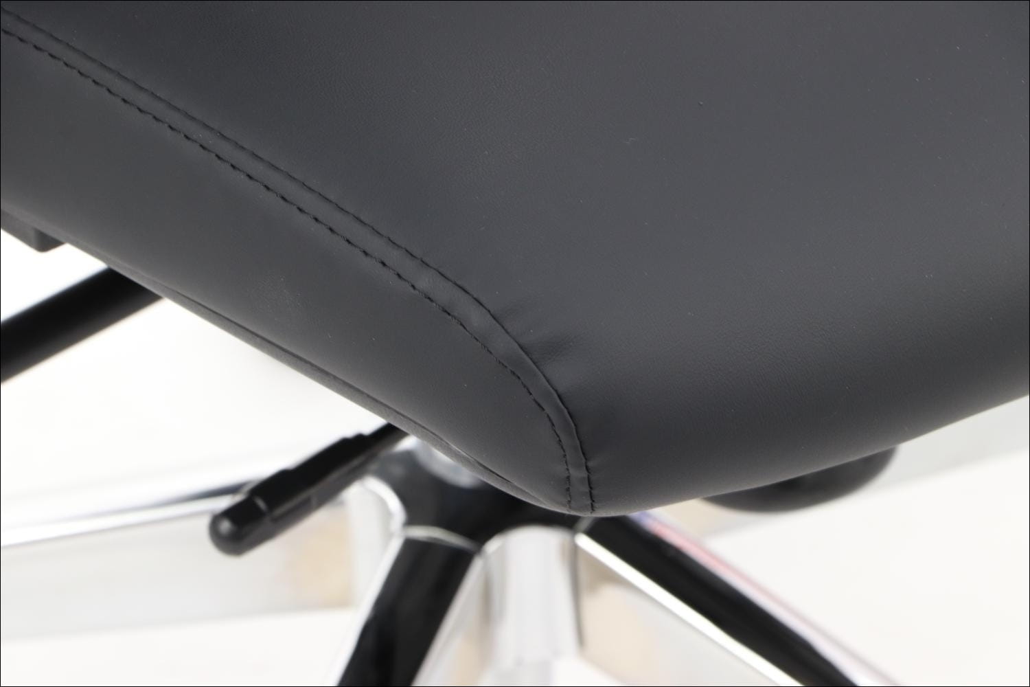 Ergonomiczny fotel biurowy obrotowy do biura i home office AKCENT PU czarny podstawa chromowana
